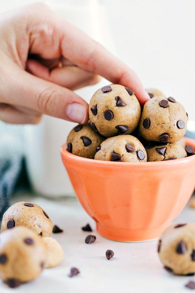 These No-Bakeย Energy Bites are easy to make -- only four ingredients and less than 15 minutes prep time, plus no oven or microwave needed! These bites are made to taste like indulgent edible cookie dough but instead of sugar and butter, we're using nutritious ingredients. Recipe via chelseasmessyapron #snack #best #quick #easy #simple #best #chocolate chip #healthy #protein #nobake #energy #bites No-Bake Energy Bites