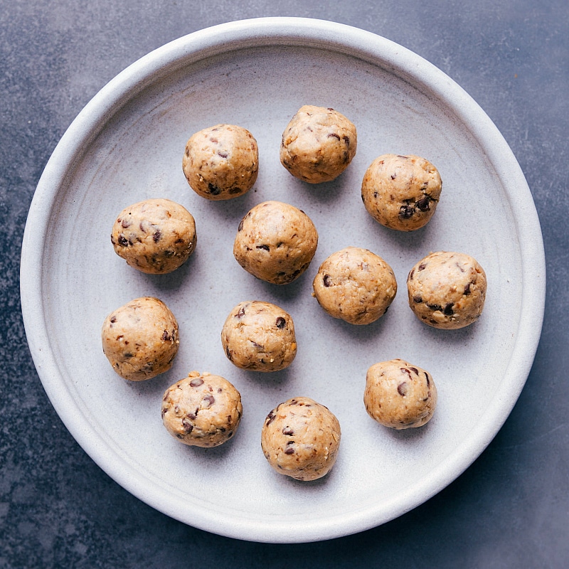 These No-Bakeย Energy Bites are easy to make -- only four ingredients and less than 15 minutes prep time, plus no oven or microwave needed! These bites are made to taste like indulgent edible cookie dough but instead of sugar and butter, we're using nutritious ingredients. Recipe via chelseasmessyapron #snack #best #quick #easy #simple #best #chocolate chip #healthy #protein #nobake #energy #bites No-Bake Energy Bites