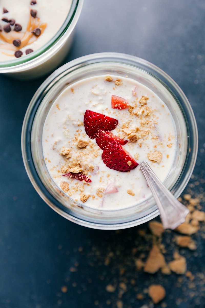 Strawberry Cheesecake Overnight Oats Topped with Fresh Strawberries - Perfect Breakfast Finished strawberry cheesecake overnight oats, topped with fresh strawberries, ready for a delicious breakfast.