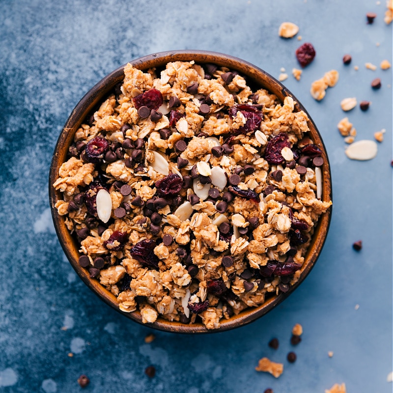 No-Bake Granola is an easy-to-make and healthy snack that takes less than 10 minutes to prepare. And it doesn't even need to go in the oven! Recipe via chelseasmessyapron #snack #best #quick #easy #simple #addins #almond #chocolatechips #cranberries #nobake #granola No-bake Granola