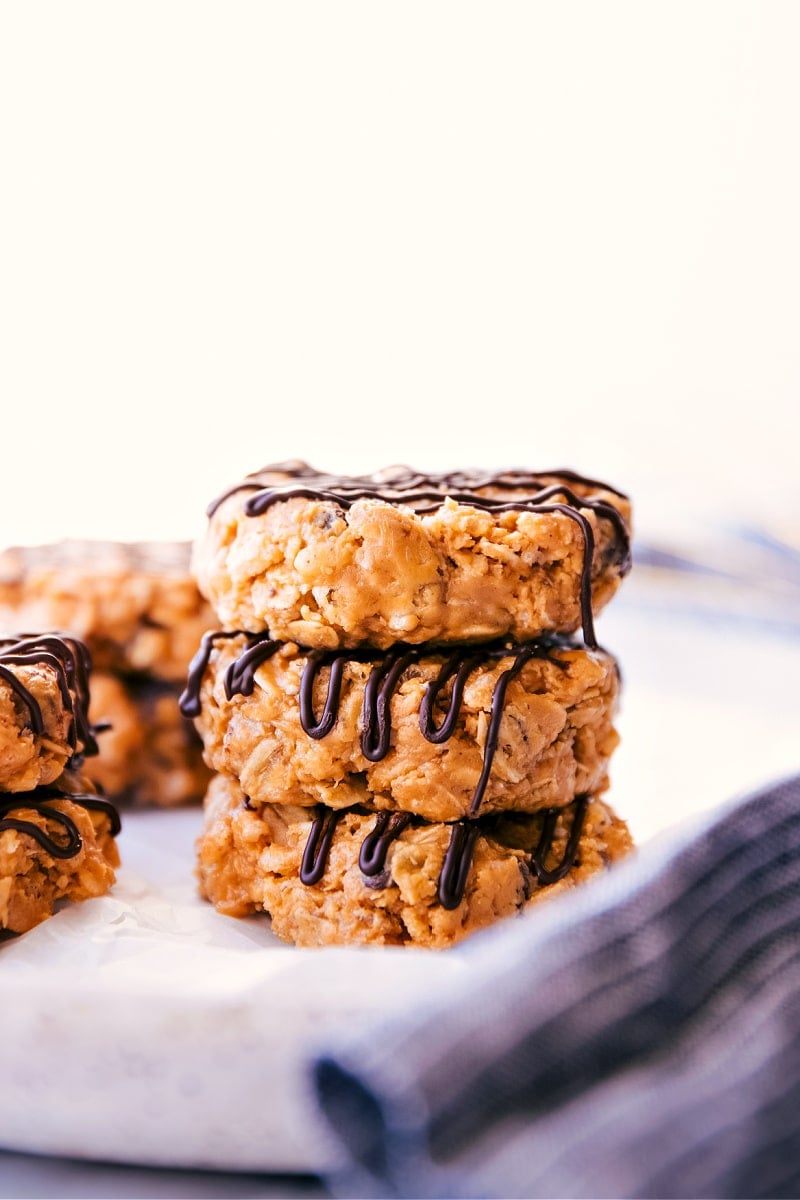 No-Bake Healthy Breakfast Cookies are the perfect on-the-go breakfast or snack! They're quick to make, require simple everyday ingredients, and are so tasty! Add an optional drizzle of chocolate on top and you'll be heaven with these Breakfast Cookies! Recipe via chelseasmessyapron #dessert #snack #healthier #best #quick #easy #simple #chocolate #oats #nobake #healthy #oatmeal #breakfast #cookies No-Bake Healthy Breakfast Cookies