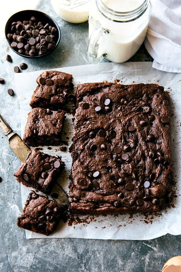 These double-chocolate super fudgy applesauce brownies are made with no oil, no butter, and no flour! Recipe Via Chelseasmessyapron #dessert #healthy #quick #easy #best #nobeans #betterforyou #applesauce #brownies Applesauce Brownies being cut into squares