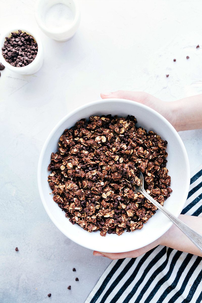 No-Bake Chocolate Granola: Here's an easy-to-make nutritious snack that takes less than 10 minutes to prepare and doesn't require the oven! Recipe via ChelseasMessyApron #breakfast #healthy #quick #easy #simple #best #nobake #chocolate #granola No-Bake Chocolate Granola