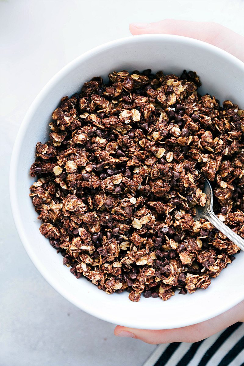 No-Bake Chocolate Granola: Here's an easy-to-make nutritious snack that takes less than 10 minutes to prepare and doesn't require the oven! Recipe via ChelseasMessyApron #breakfast #healthy #quick #easy #simple #best #nobake #chocolate #granola No-Bake Chocolate Granola