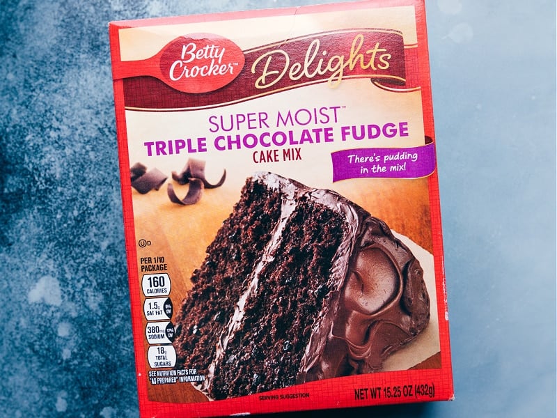 Homemade Oreos are made simple, thanks to some store-bought short-cuts! Recipe via chelseasmessyapron #dessert #best #quick #easy #simple #cremefilling #homemade #oreos Cake mix used for Homemade Oreos