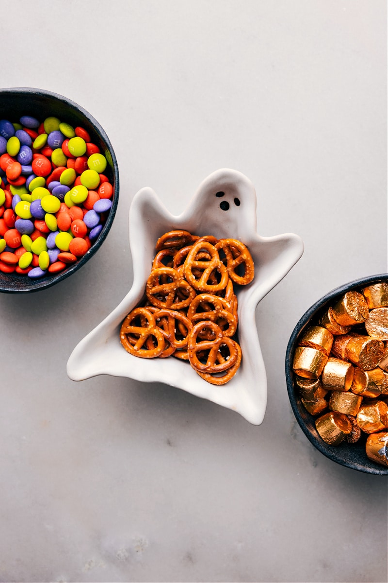 Monster Eyeballs are where salty pretzels meet melty rich caramel candies and a pop of chocolate crunch from the M&Ms. Recipe via chelseasmessyapron #dessert #best #quick #easy #simple #treat #monsteer #eyeballs The three products used in this recipe: M&M's, pretzels, and Rolos