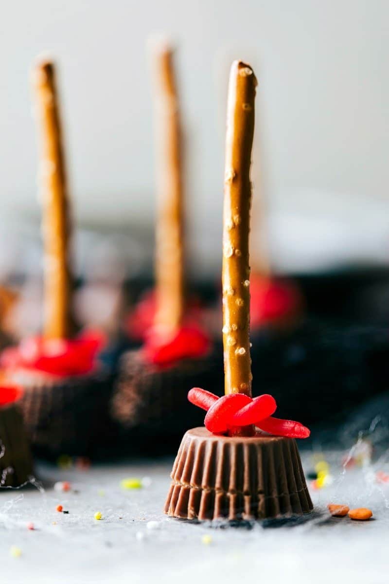 Looking for Easy Halloween Treats? With just four ingredients or less, you can make Monster Eyeballs, Witches Hats, Witches Brooms, and Bat Bites. Simple, tasty, and no baking needed! Let's get this Halloween party started! Recipe via chelseasmessyapron #dessert #best #quick #simple #treat #spooky #easy #halloween #treats Image of a witch's broom