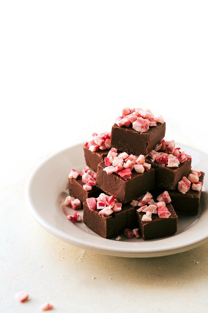 Christmas treatsย that the kids can help with! Perfect for gift-giving and enjoying with the family. Peppermint bark cookies, toffee cashew clusters, microwave fudge, and rudolphย bites. Recipe via chelseasmessyapron #peppermint #cookies #dessert #holidays #festive #gifts #treats #best #quick #easy #simple #christmas #treats Image of the fool-proof microwave fudge