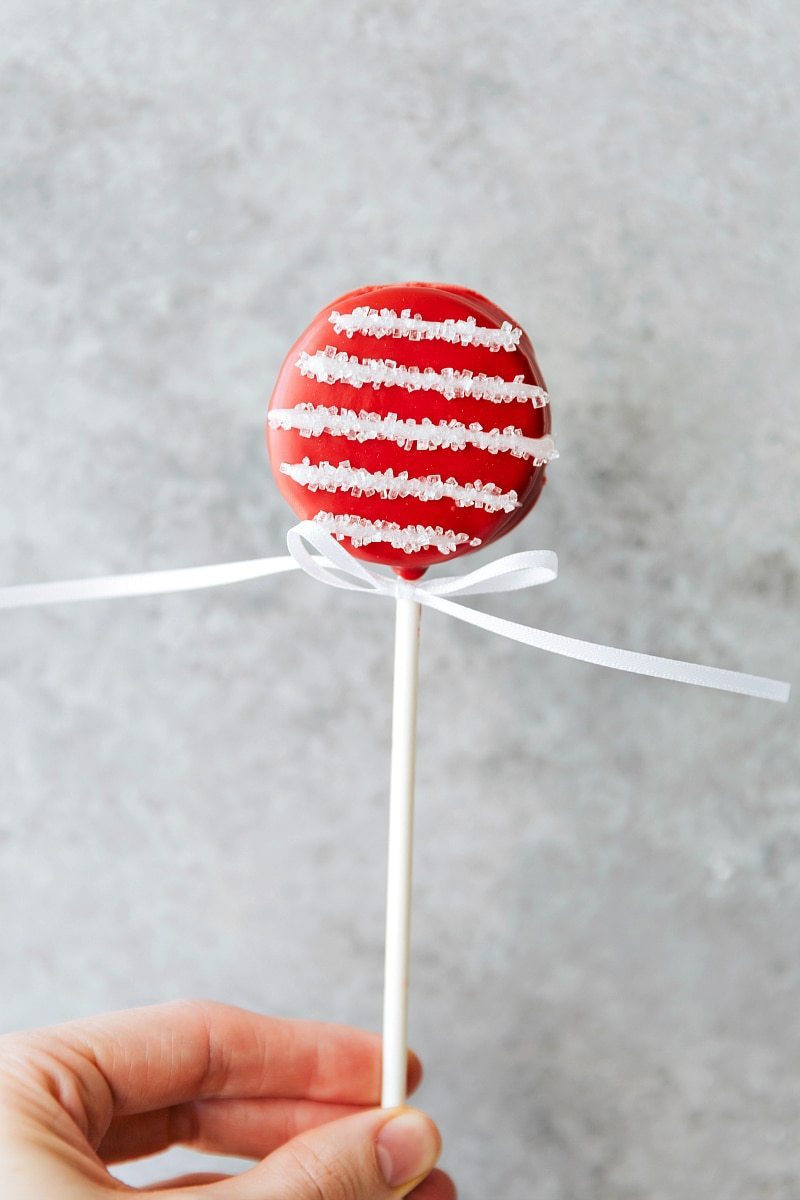 4 adorable and simple to make Christmas Oreo Pops: a penguin, snowflake, reindeer, and a candy cane. Recipe via chelseasmessyapron #holidays #best #quick #easy #gifts #penguin #dessert #christmas #oreo #pops Image of the Candy Cane Oreo Pop