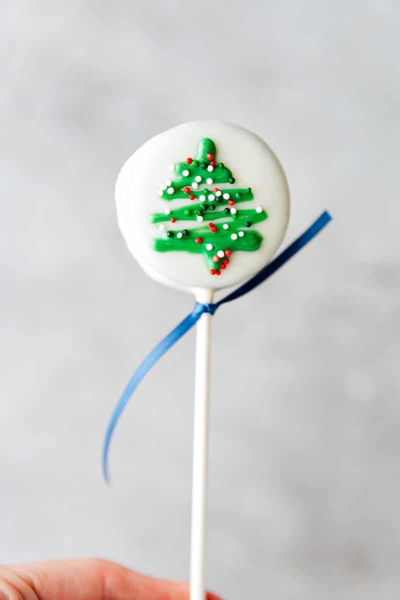 Christmas oreo pops:ย a snowman, a Christmas tree, an ornament, and a polar bear. Recipe via chelseasmessyapron #holidays #festive #fun #best #penguin #reindeer #polarbeer #christmastree #snowflake #christmas #oreo #pops Image of the Christmas Tree Oreo Pop