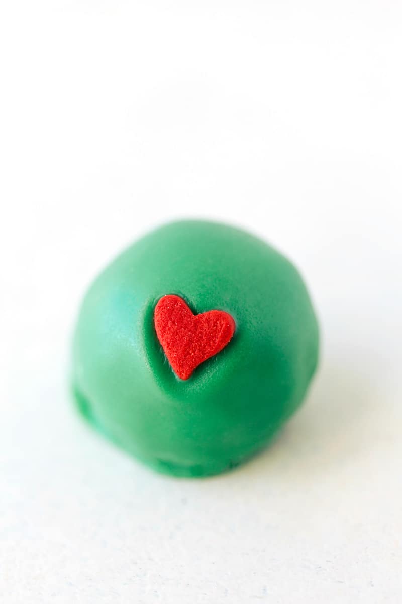Five different ways to dress up an OREO Cookie truffle for Christmas! Image of the grinch treat