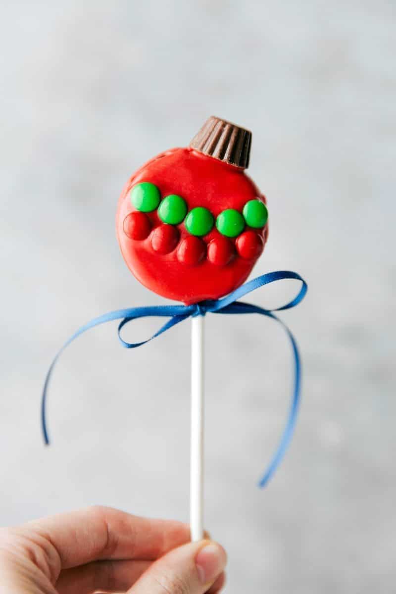 The cutest ever Christmas oreo pops:ย a snowman, a Christmas tree, an ornament, and a polar bear. Recipe via chelseasmessyapron #holidays #festive #fun #best #penguin #reindeer #polarbeer #christmastree #snowflake #christmas #oreo #pops Image of the ornament Oreo pop