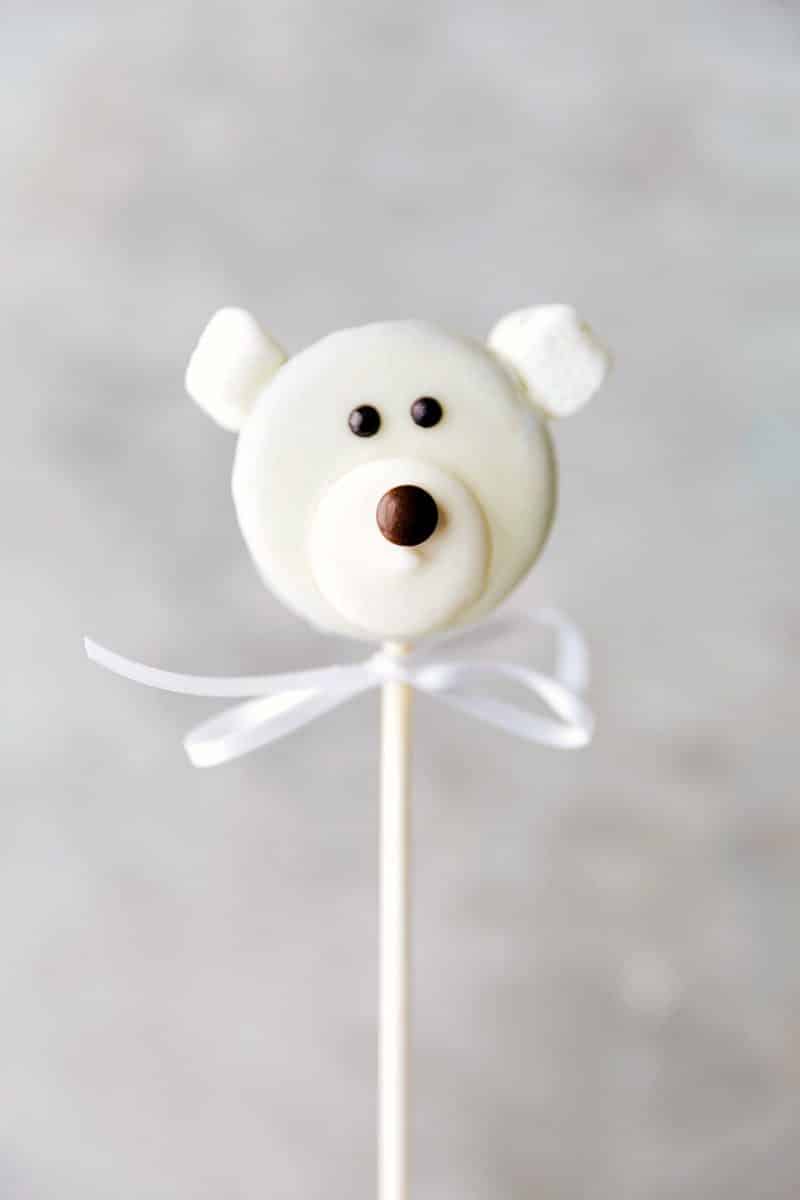 A snowman, a Christmas tree, an ornament, and a polar bear. Recipe via chelseasmessyapron #holidays #festive #fun #best #penguin #reindeer #polarbeer #christmastree #snowflake #christmas #oreo #pops Image of the polar bear Oreo pop