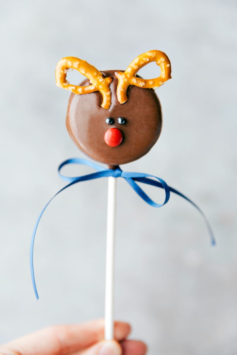 4 adorable and simple to make Christmas Oreo Pops! Recipe via chelseasmessyapron #holidays #best #quick #easy #gifts #penguin #dessert #christmas #oreo #pops Image of the Rudolph Oreo pop