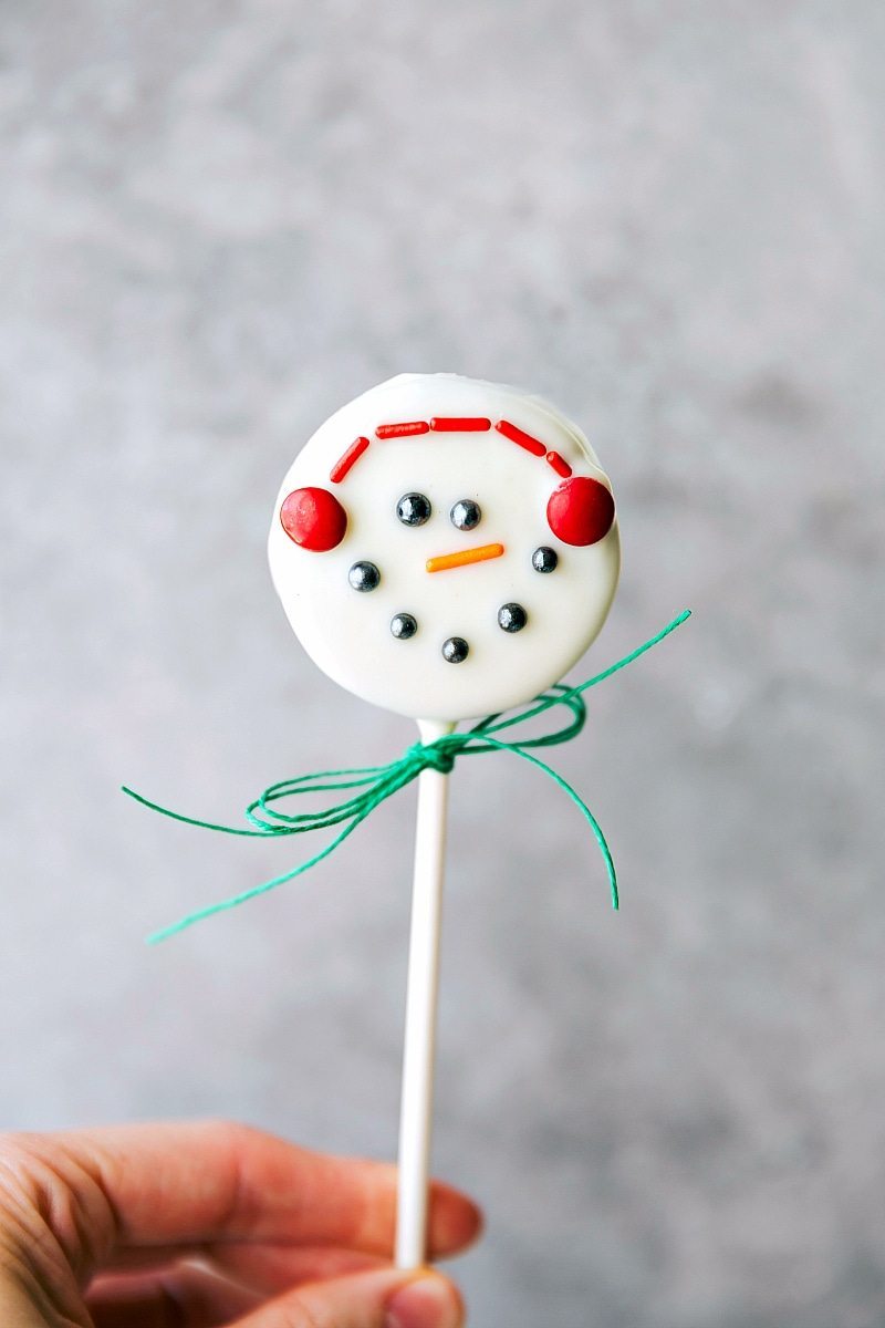 4 MORE adorable and simple to make Christmas oreo pops:ย a snowman, a Christmas tree, an ornament, and a polar bear. These are the perfect Holiday treat! Recipe via chelseasmessyapron #holidays #festive #fun #best #penguin #reindeer #polarbeer #christmastree #snowflake #christmas #oreo #pops Image of the snowman treat!