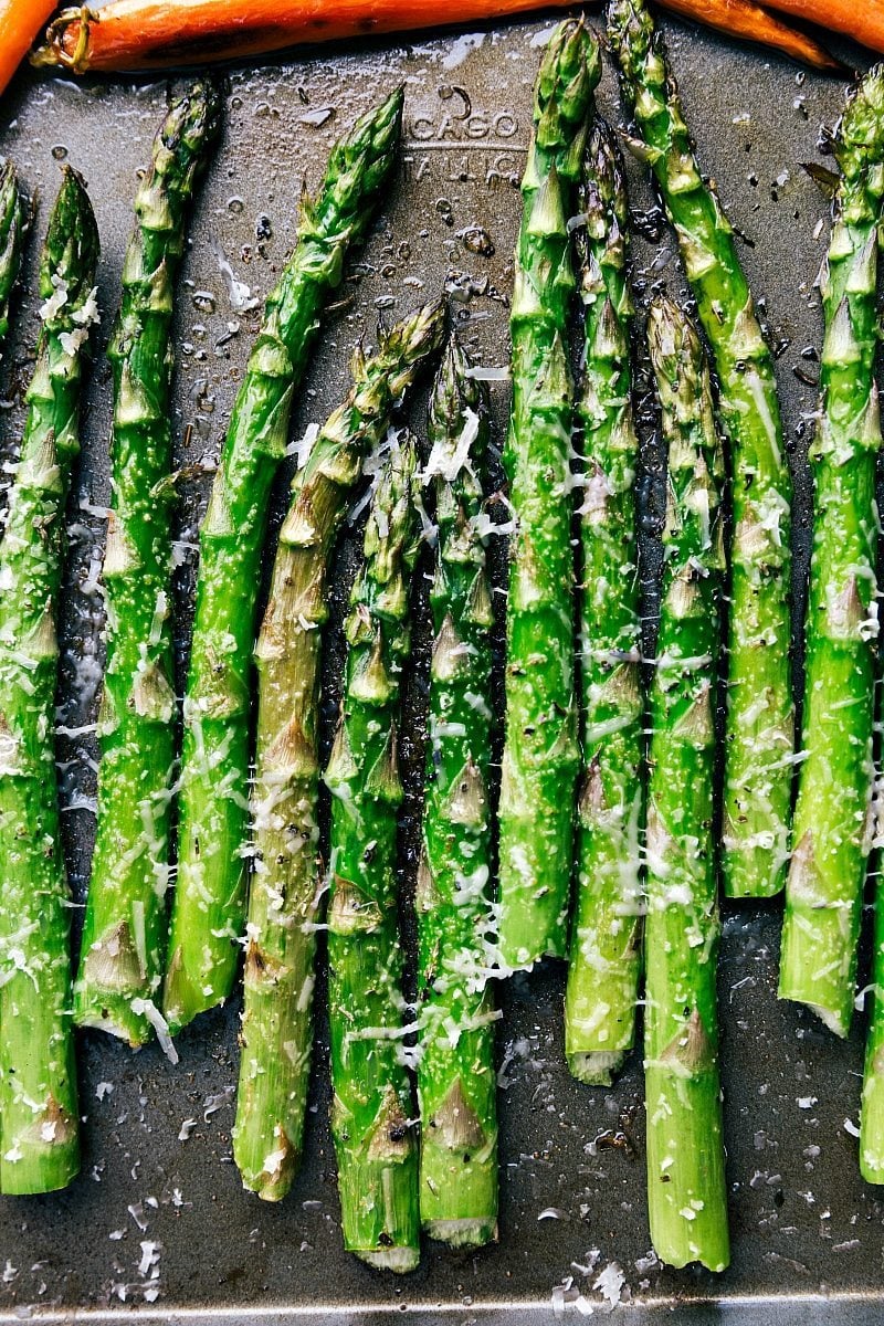An entire Easter Dinner menu made in an hour (or less), baked in the oven together, and all on 2 sheet pans!ย Recipe via chelseasmessyapron #sides #menu #recipes #meat Image of the roasted asparagus that goes into this easter dinner menu
