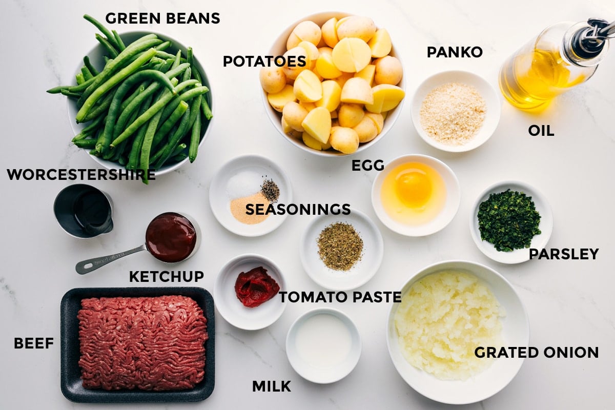 Mini Meatloaf recipe, mashed potatoes, and roasted green beans all get baked together on ONE sheet pan! Recipe via chelseasmessyapron #easy #meat #sheetpan #recipe