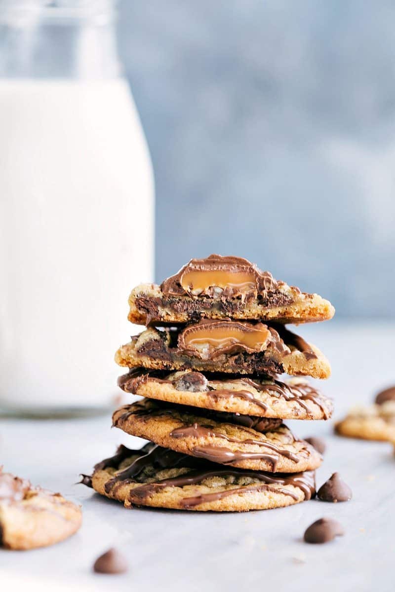 Three "ingredients" to make these amazingly delicious Christmas cookies! Recipe via chelseasmessyapron #holidays #chocolate #best #quick #easy #simple #3ingredients #christmas #cookies Image of the chocolate drizzled turtle cookies