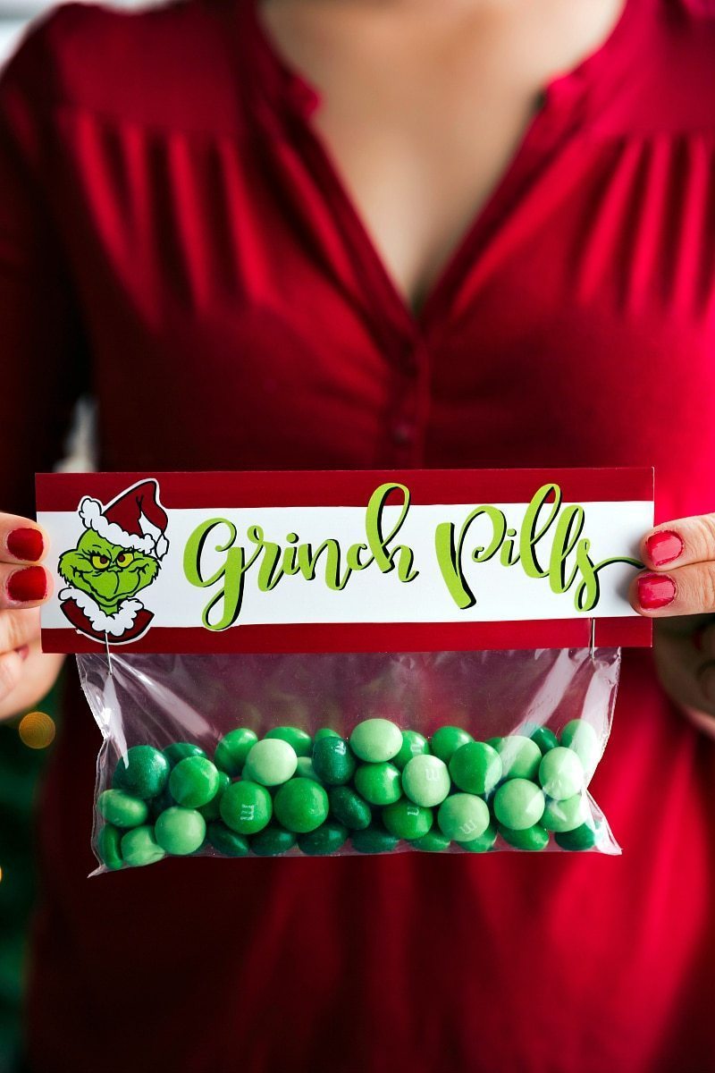 Christmas gifts! These candies/treats are put in a snack-size resealable bag and you can staple on the FREE printable bag toppers! Recipe via chelseasmessyapron #festive #holidays #simple #quick #treats #snacks #reindeer #mrsclaus #easy #christmas #gifts Image of the Grinch Pills easy Christmas gift