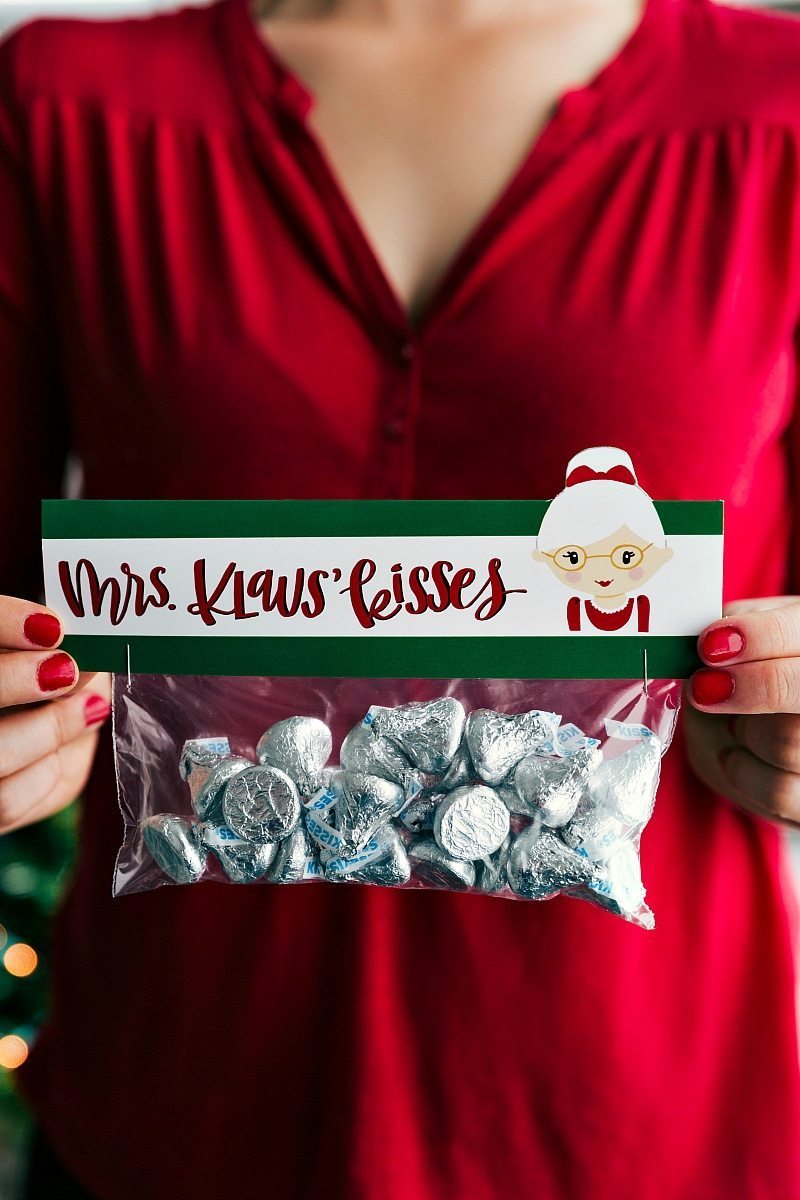 The most festive Christmas gifts! These candies/treats are put in a snack-size plastic bag and you can staple on the FREE printable bag toppers! Recipe via chelseasmessyapron #festive #holidays #simple #quick #treats #snacks #reindeer #mrsclaus #easy #christmas #gifts Image of the Mrs. Klaus' Kisses Christmas gift