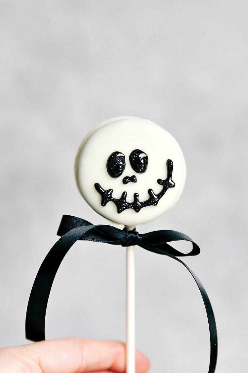 SKELETON OREO POP! Simple Halloween Oreo Pops -- Spider Oreo Pops, Skeleton Oreo Pops, Frankenstein Oreo Pops, and Monster Oreo Pops I chelseasmessyapron.com