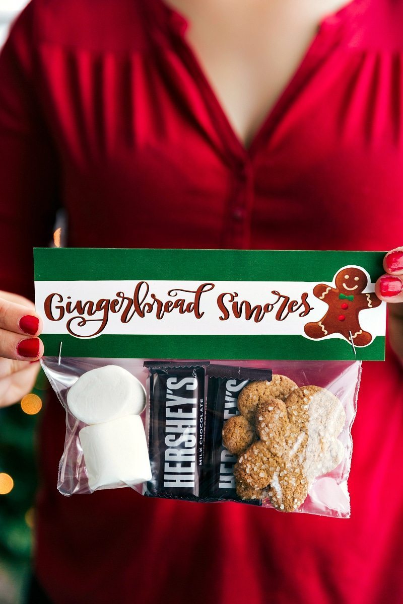 The cutest Christmas gifts! These candies/treats are put in a snack-size plastic bag and you can staple on the FREE printable bag toppers! Recipe via chelseasmessyapron #festive #holidays #simple #quick #treats #snacks #reindeer #mrsclaus #easy #christmas #gifts Image of the Gingerbread S'mores easy Christmas gifts