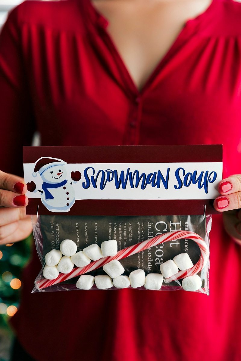 These candies/treats are put in a snack-size plastic bag and you can staple on the FREE printable bag toppers! Recipe via chelseasmessyapron #festive #holidays #simple #quick #treats #snacks #reindeer #mrsclaus #easy #christmas #gifts Image of the snowman soup gift