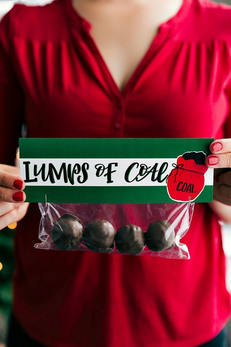 6 homemade and easy Christmas gifts! Recipe via chelseasmessyapron #festive #holidays #simple #quick #treats #snacks #reindeer #mrsclaus #easy #christmas #gifts Image of the lumps of coal easy Christmas gift