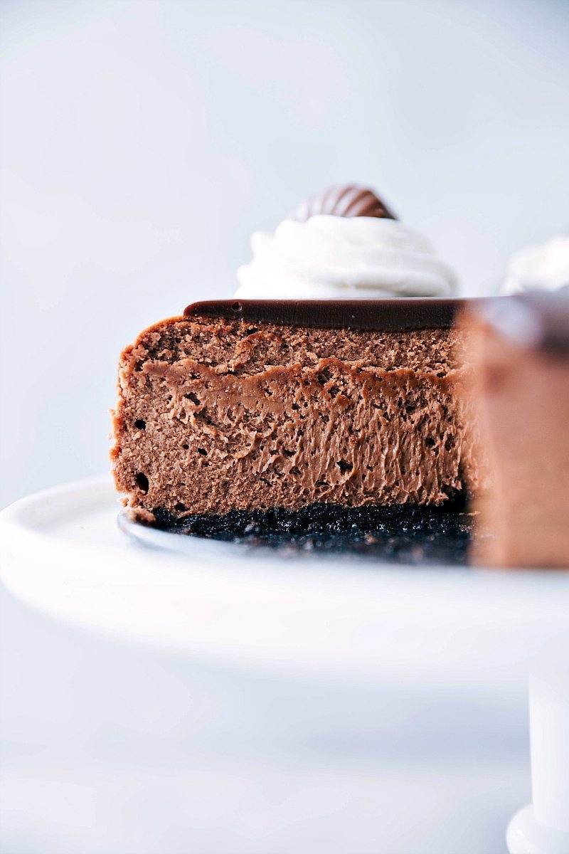 The ultimate rich fudgy Chocolate Cheesecake has an Oreo-cookie base, smooth chocolate interior, and a simple ganache topping. Recipe via ChelseasMessyApron #dessert #best #quick #easy #ganache #whippedcream #oreo #treat #chocolate #cheesecake A slice of Chocolate cheesecake