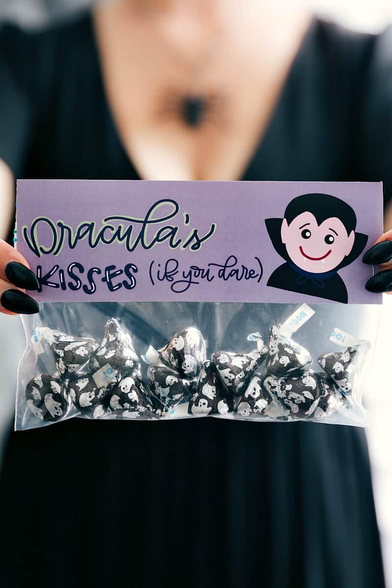 6 fun and festive easy Halloween bags filled with delicious treats! These candies/treats are put in a snack-size ziplock bag and you can staple on the FREE printable bag toppers! via chelseasmessyapron.com #halloween #gift #favor #party #dessert #candy #treat #easy #quick #free #printable #witch #pumpkin #dracula #zombie #mummy #ghost #skeleton #monster #zombies #kids #healthy #healthier #simple #fun #halloween #decor