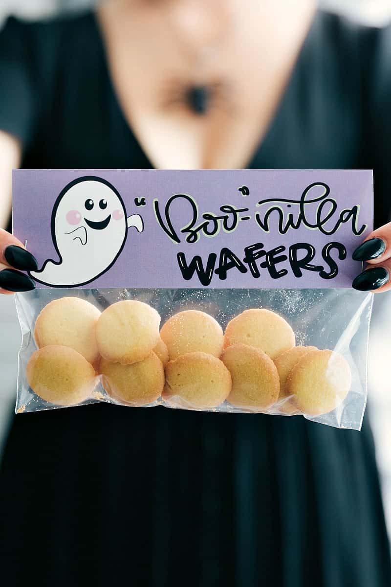 6 fun and festive easy Halloween bags filled with delicious treats! These candies/treats are put in a snack-size ziplock bag and you can staple on the FREE printable bag toppers! via chelseasmessyapron.com #halloween #gift #favor #party #dessert #candy #treat #easy #quick #free #printable #witch #pumpkin #dracula #zombie #mummy #ghost #skeleton #monster #zombies #kids #healthy #healthier #simple #fun #halloween #decor Boonilla Wafers free Halloween gift idea.