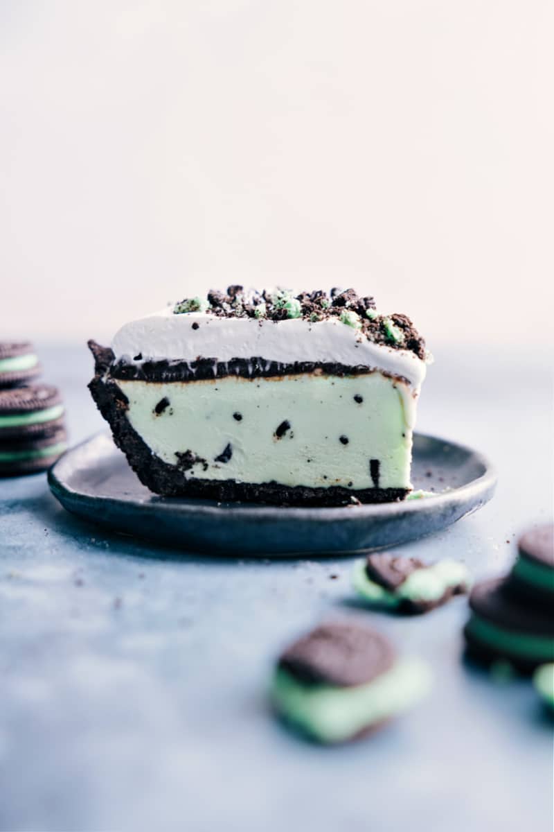 Only 6 ingredients to make this delicious and refreshing ice cream Grasshopper Pie -- the perfect summer treat that takes minutes to assemble! Recipe via ChelseasMessyApron #dessert #best #quick #easy #simple #oreo #icecream #treat #familyfriendly #kidfriendly #green #grasshopper #pie Image of the Grasshopper Pie on a plate