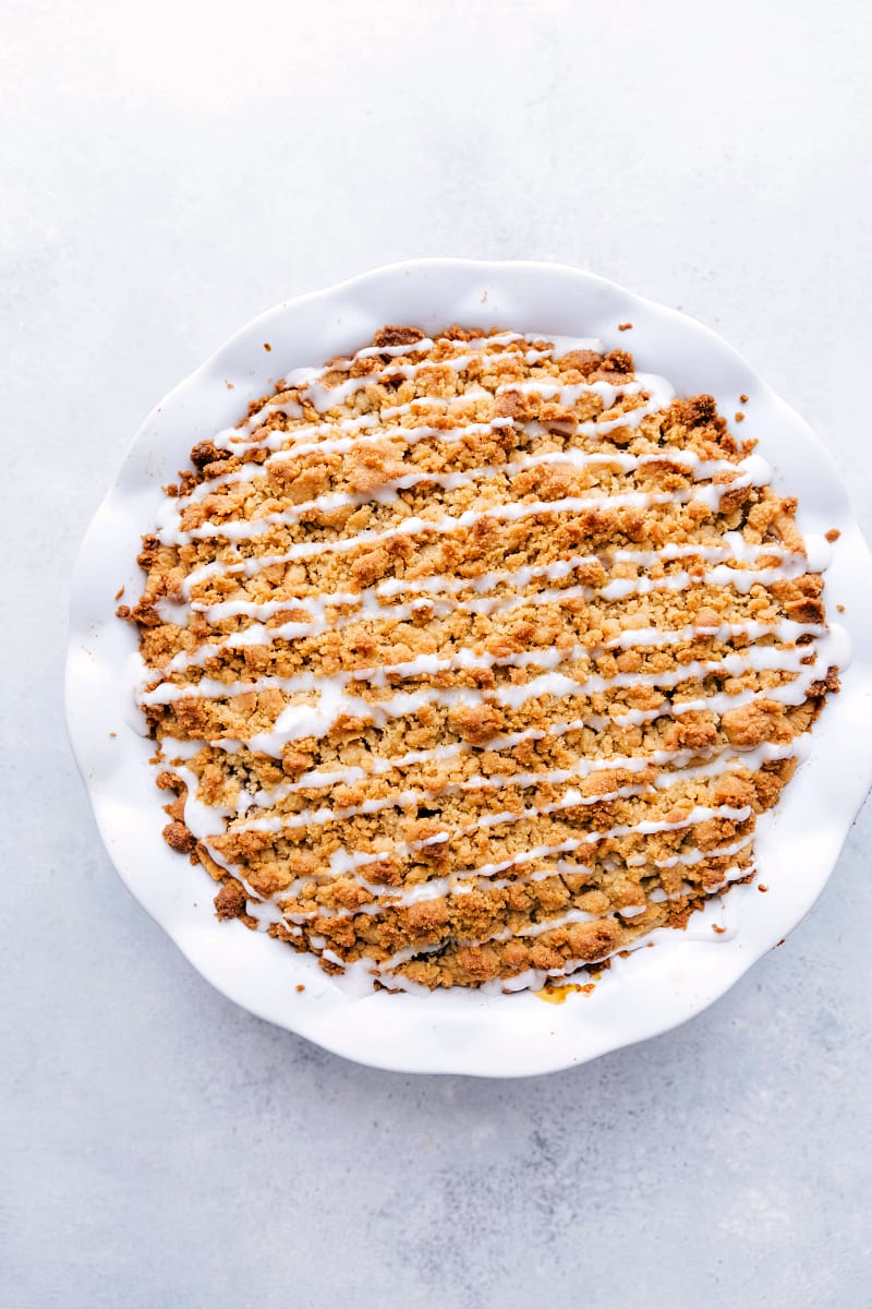 A delicious and easy to make cinnamon roll apple pie! This "shortcut" apple pie uses store-bought crust andย apple pie filling. Recipe via chelseasmessyapron #pilsbury #tasty #recipe #filling #easy #crust #video #cinnamon #roll #apple #pie Overhead image of cinnamon roll apple pie