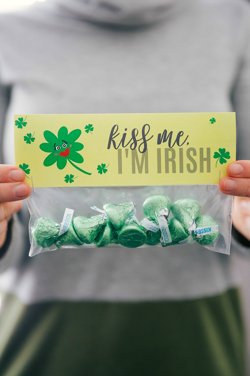 If you're looking to make adorable St Patrick's Day Treats for friends, family, neighbors, etc. this is your one-stop shop of inspiration! Four treat ideas with individual bag toppers, plus more inspiration and links to the best St Patrick's Day treats on the internet. Via ChelseasMessyApron.com #printables #treats #holiday #green #stpatricksday #candy #quick #easy 'Kiss me I'm Irish' bag of Leprechaun bait.