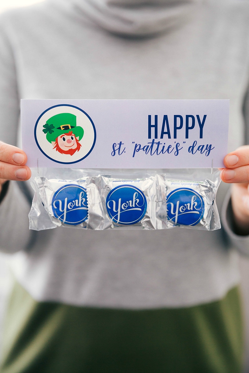 If you're looking to make adorable St Patrick's Day Treats for friends, family, neighbors, etc. this is your one-stop shop of inspiration! Four treat ideas with individual bag toppers, plus more inspiration and links to the best St Patrick's Day treats on the internet. Via ChelseasMessyApron.com #printables #treats #holiday #green #stpatricksday #candy #quick #easy St. Pattie's day bag