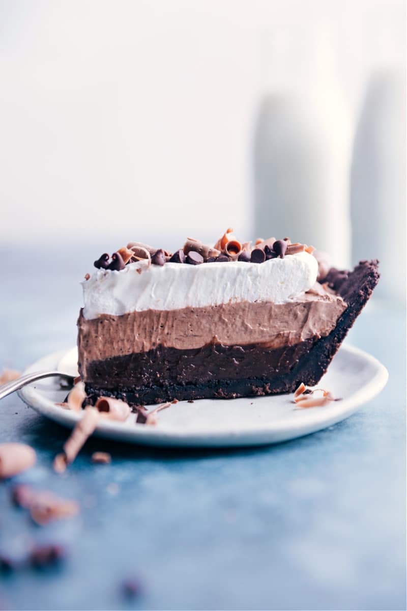 This Chocolate Pudding Pie is a total show stopper, yet couldn't be easier to make! This pie requires minimal preparation time and only 6 ingredients, but delivers a dessert dressed to seriously impress! This chocolate pudding pie starts with a simple Oreo cookie crust and has 3 layers which are all created with the same 3 ingredients.ย Recipe via ChelseasMessyApron #dessert #best #quick #easy #simple #treat #valentinesday #chocolate #pudding #pie A slice of Chocolate Pudding Pie