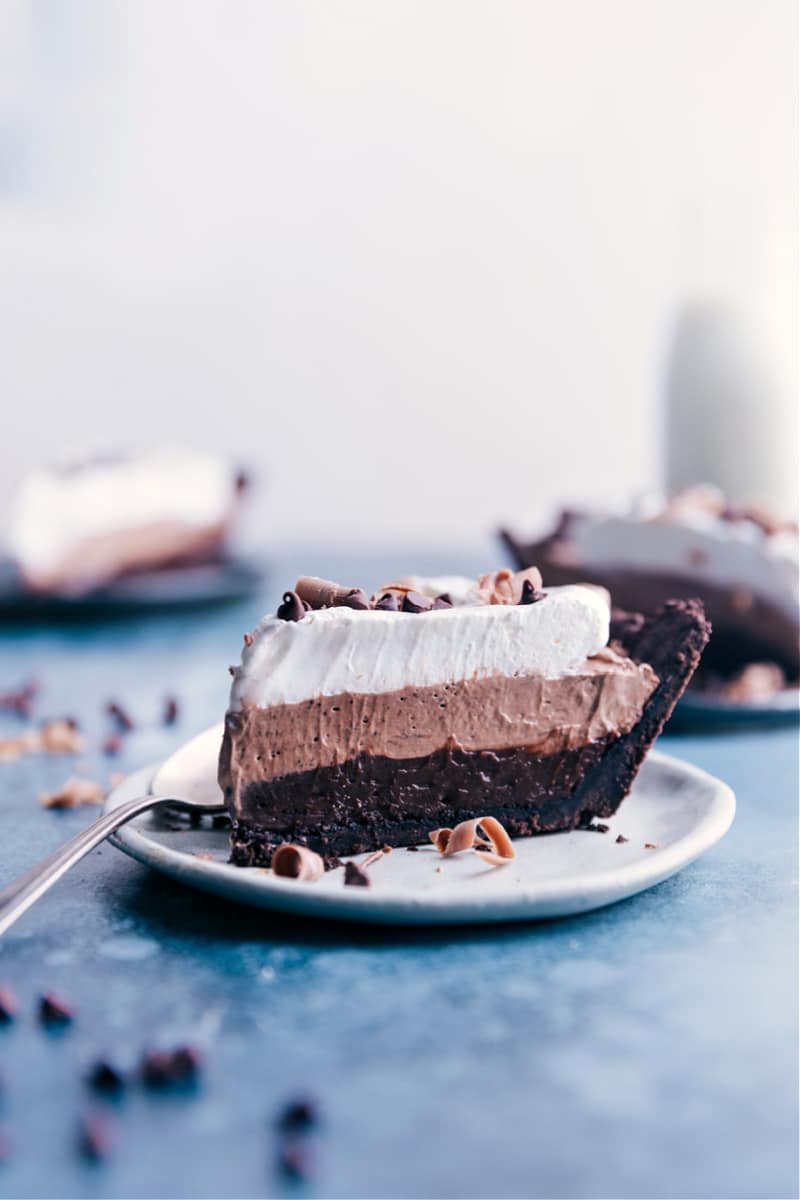 This life-changing Chocolate Pudding Pie is a total show stopper and couldn't be easier to make! This pie requires minimal preparation time and only 6 ingredients, but delivers a dessert dressed to seriously impress! This chocolate pudding pie starts with a simple Oreo cookie crust and has 3 layers which are all created with the same 3 ingredients.ย Recipe via ChelseasMessyApron #dessert #best #quick #easy #simple #treat #valentinesday #chocolate #pudding #pie A slice of the Chocolate Pudding Pie ready to be served