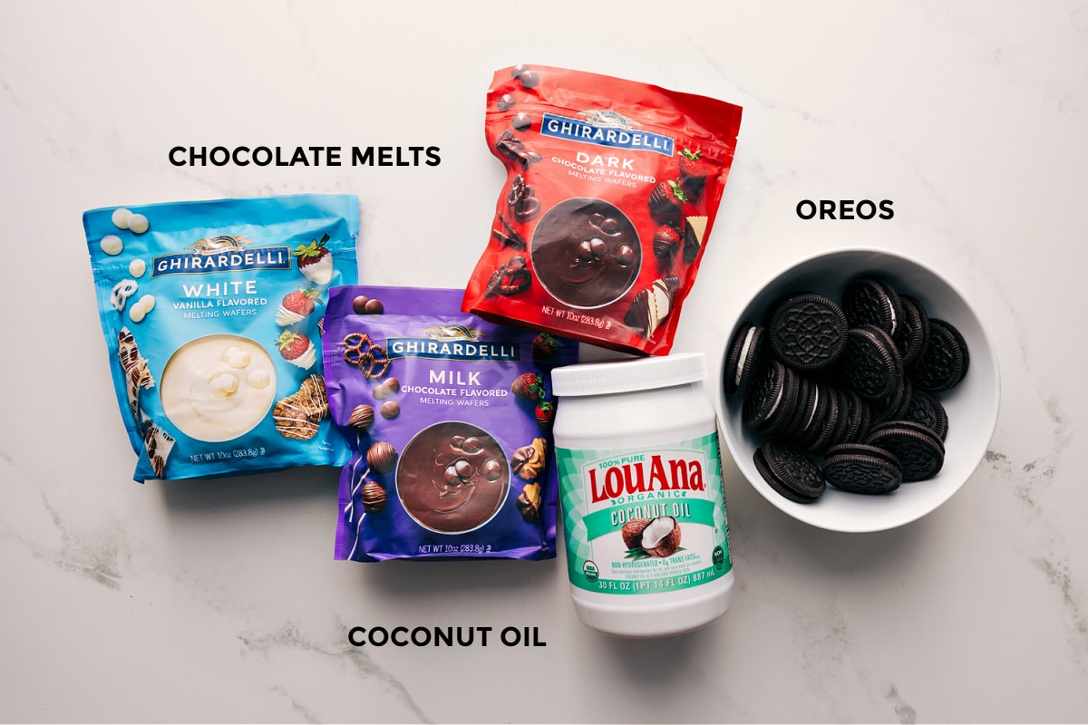 These Chocolate-Covered Oreos look so fancy but couldn't be easier to make! These treats are rich and chocolatey with a creamy center. Decorate the Oreos with anything you want. Recipe via ChelseasMessyApron #dessert #best #quick #easy #simple #christmas #dessert #chocolate #covered #oreos