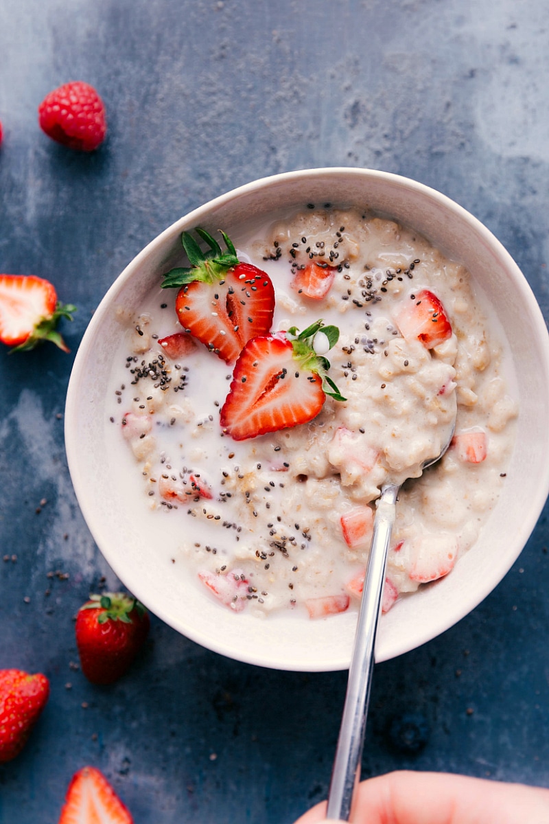 Delicious Strawberries and Cream Oatmeal with Fresh Strawberry Slices A bowl of creamy strawberries and cream oatmeal recipe, garnished with fresh sliced strawberries.