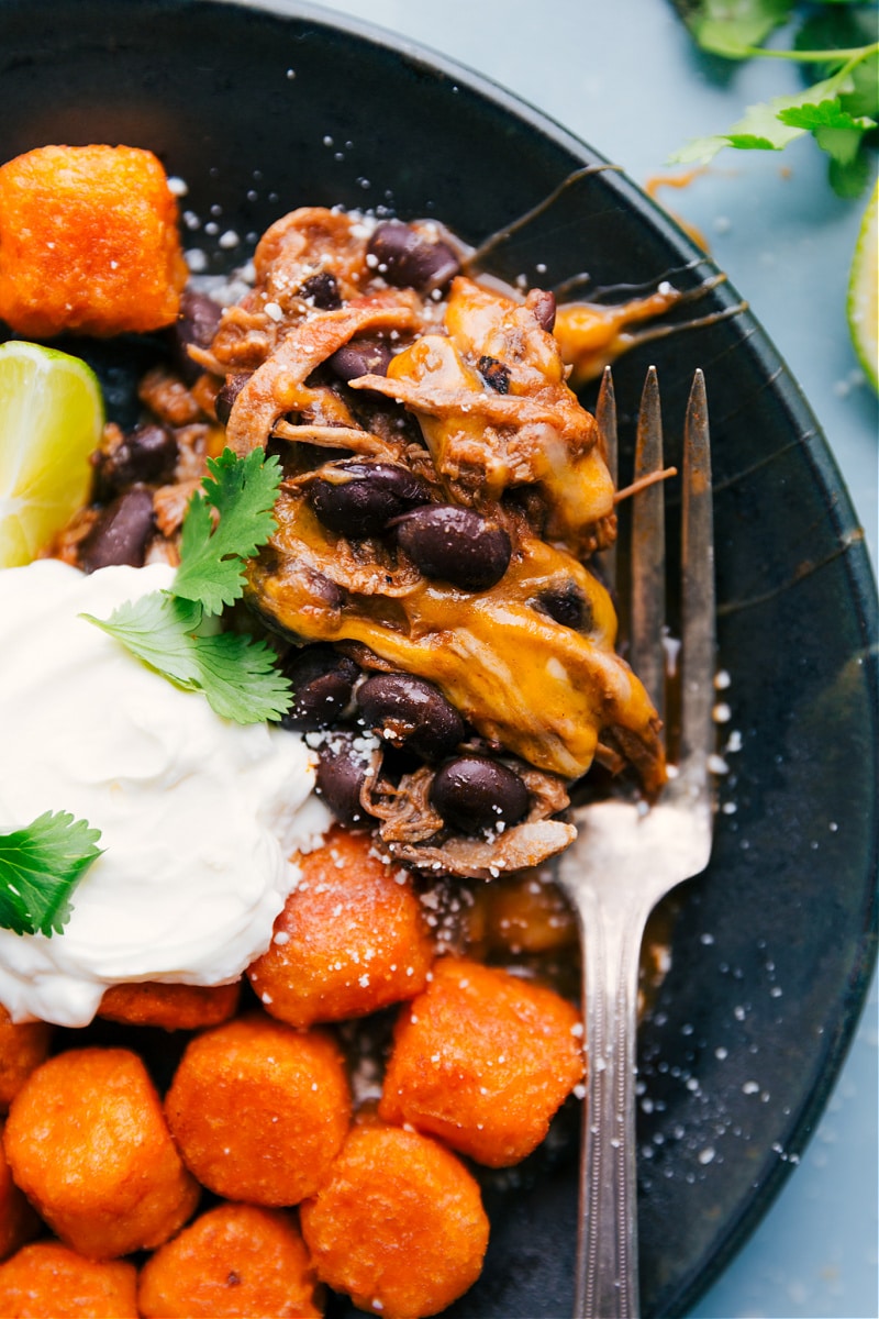 Deconstructed Beef Totchos are delicious. This meal is made on one sheet pan with less than 10 ingredients! Recipe via ChelseasMessyApron #dinner #quick #easy #simple #best #30mins #avocado #cheese #tatertots #sweetpotato #deconstructed #beef #totchos Deconstructed Beef Totchos