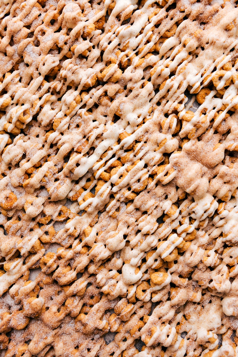 Sweet Churro Cheerios! It's an explosion of churro flavor with a totally addictive, crunchy texture and just the right amount of sweetness! Recipe via ChelseasMessyApron.com #snack #afterschool #cheerios #cereal #churros #whitechocolate Churro Cheerios