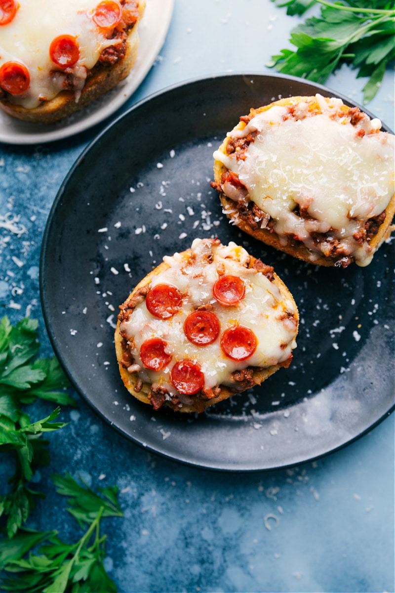 Texas Toast Pizza starts with garlic-infused Texas toast that gets piled high with saucy ground beef, melty mozzarella, and miniature pepperoni. A family-favorite, simple meal! Recipe via ChelseasMessyApron #dinner #quick #easy #simple #best #pepperoni #meat #groundbeef #texas #toast #pizza Texas Toast Pizza