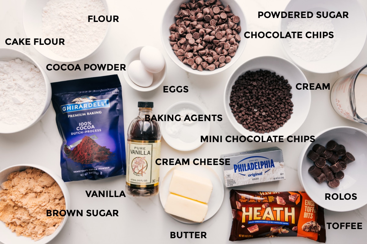 Heath Bar Cookies are a chocolate-lovers dream! Recipe via ChelseasMessyApron #dessert #best #quick #easy #simple #frosting #candybar #caramel #heathbar #cookies