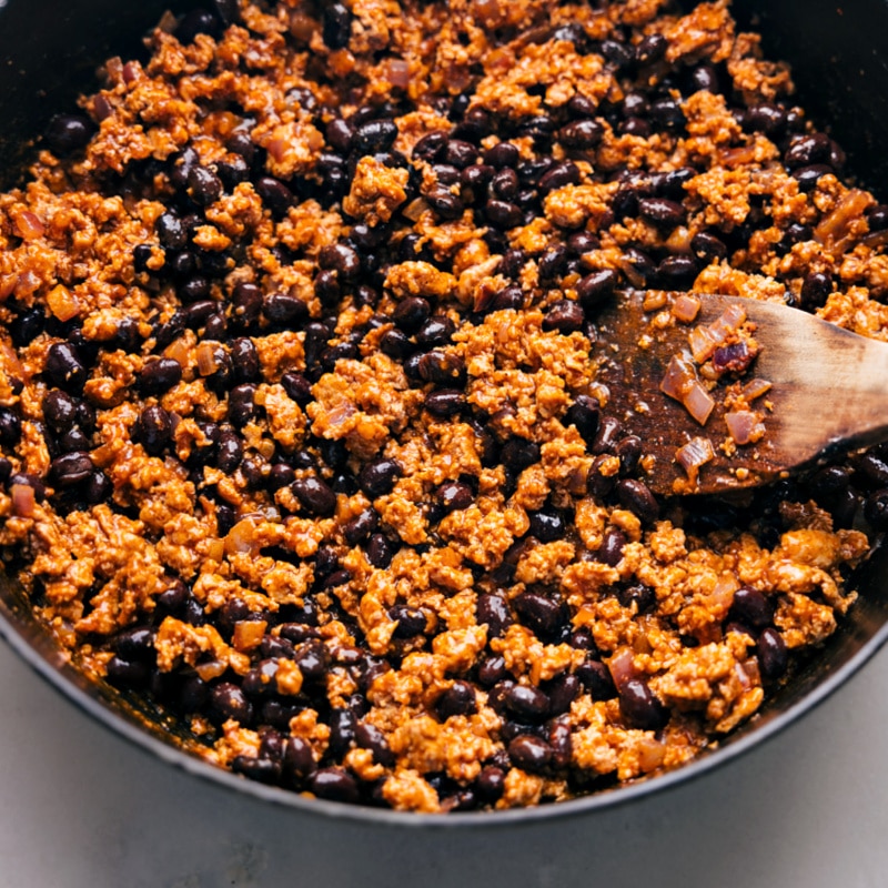 The best Taco Sweet Potato Foil Packets. Cooked to perfection either in the oven or on the grill, this delicious and wholesome meal is perfect for busy weeknights or relaxed weekends. Recipe via chelseasmessyapron #dinner #quick #easy #simple #familyfriendly #kidfriendly #healthy #lowcarb taco #sweetpotato #foilpackets Process shots of Taco Sweet Potato Foil Packets-- image of all the cooked ingredients in a pot