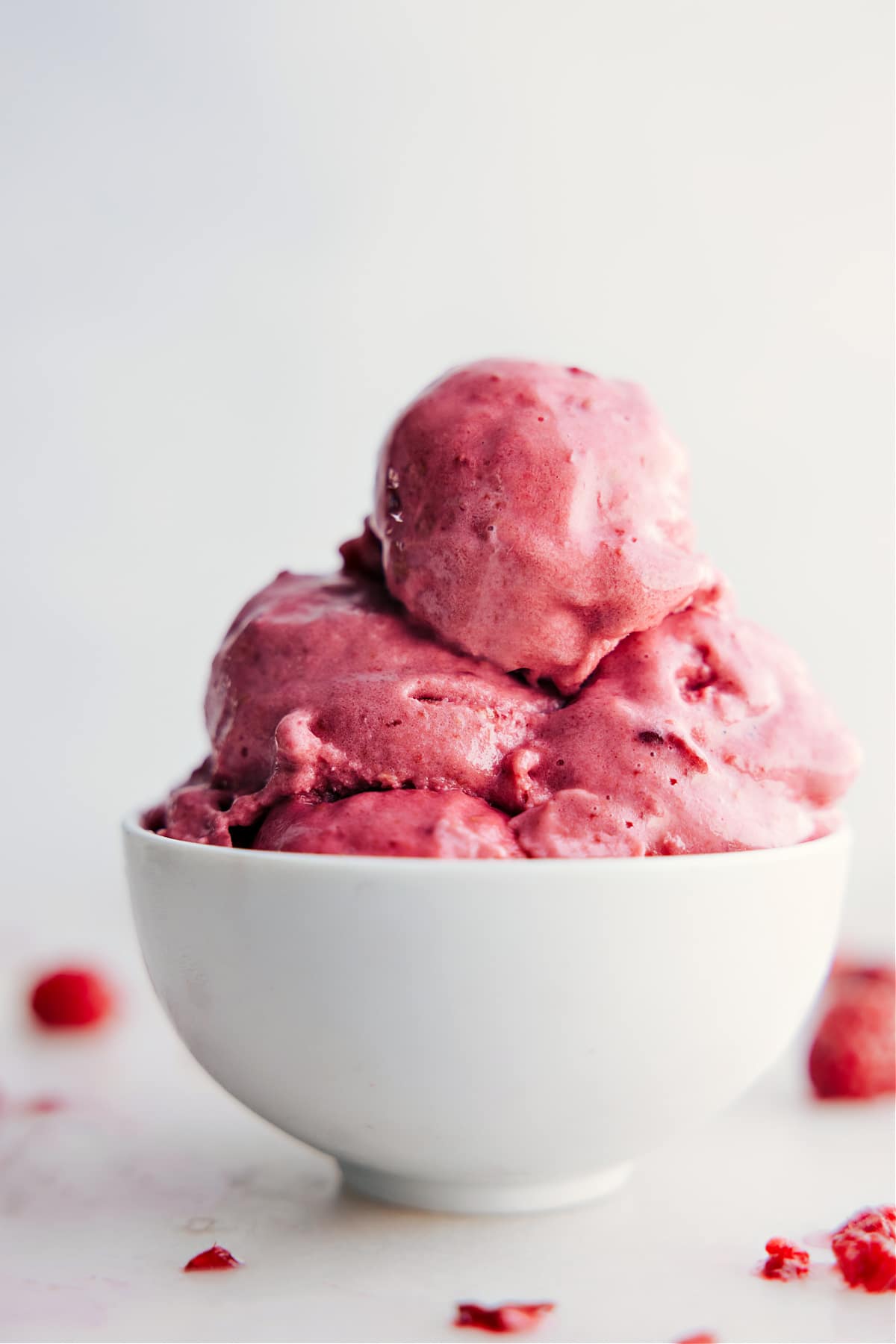 Easy Frozen Yogurt Recipe Frozen Yogurt, ready in just 15 minutes, in a bowl ready to be enjoyed.