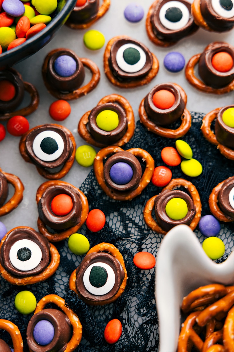 Monster Eyeballs are where salty pretzels meet melty rich caramel candies and a pop of chocolate crunch from the M&Ms. It's the kind of snack that keeps you coming back for more. Recipe via chelseasmessyapron #dessert #best #quick #easy #simple #treat #monsteer #eyeballs Overhead image of the Monster Eyeballs